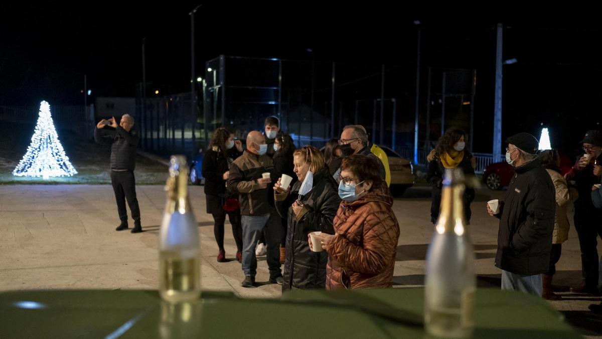 Los vecinos celebrando la bienvenida por anticipado de 2022 en San Xoán de Río. // BRAIS LORENZO