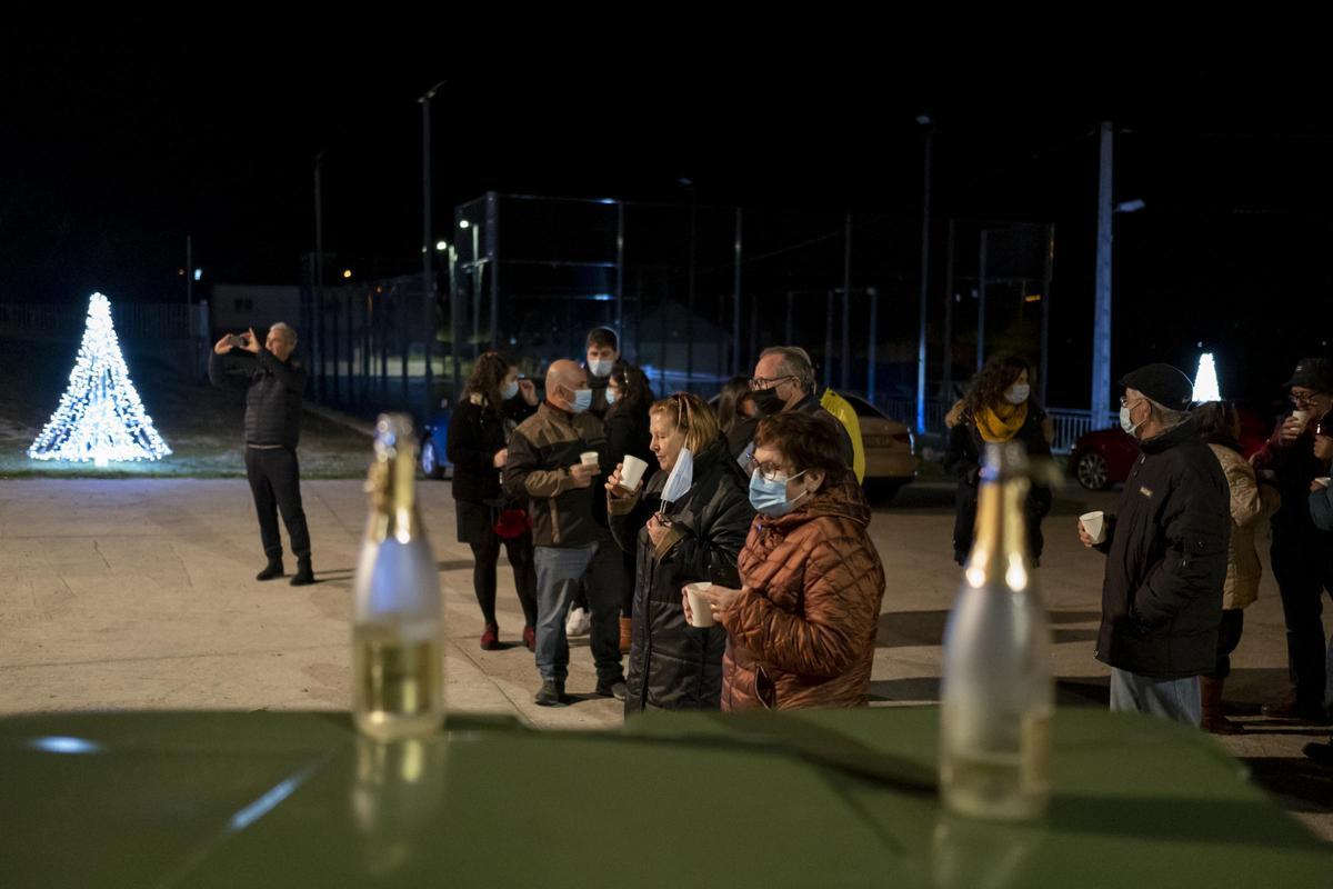 Los vecinos celebrando la bienvenida por anticipado de 2022 en San Xoán de Río. // BRAIS LORENZO