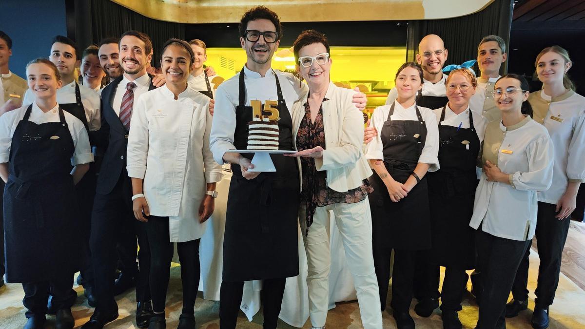 Raül Balam y Carme Ruscalleda, con el equipo del restaurante Moments.