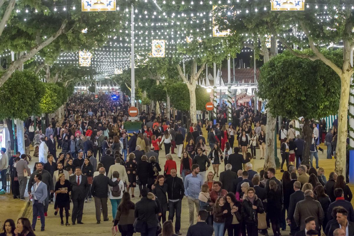 Cientos de personas en el Real de Los Remedios durante la Feria de Abril de Sevilla.