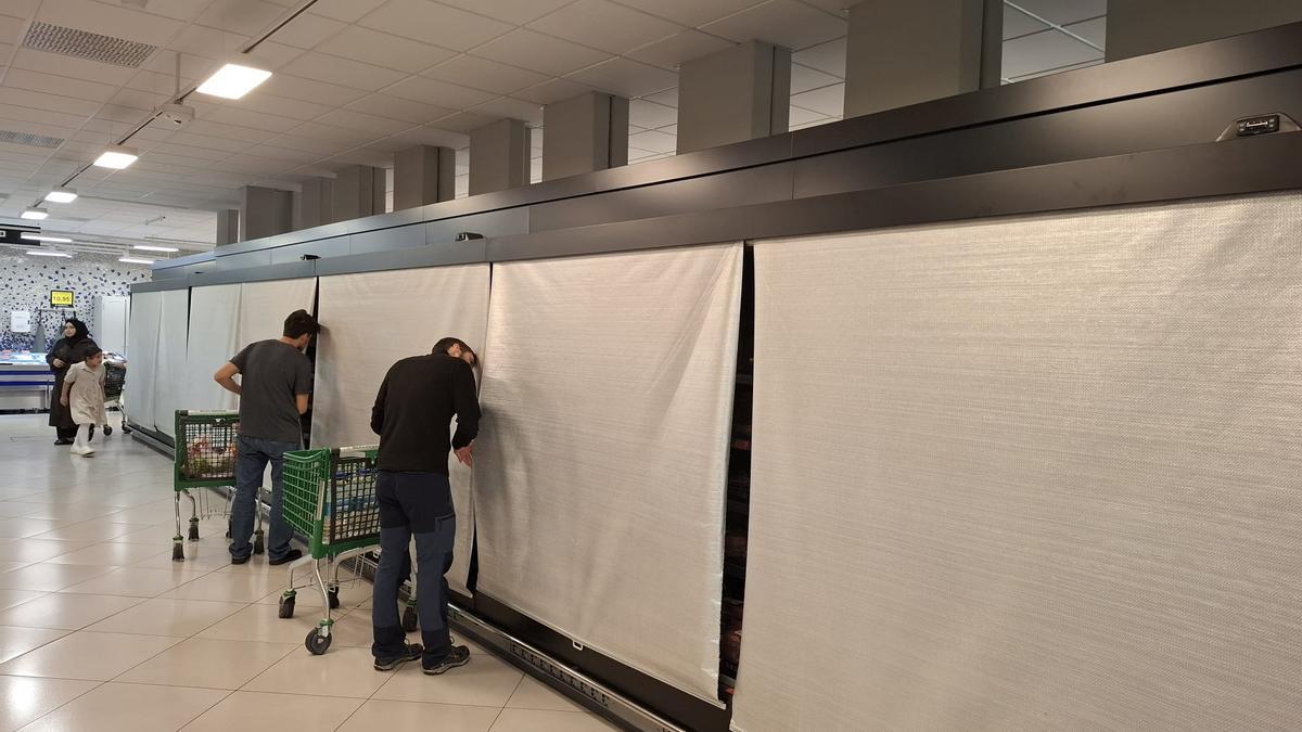 Malagueños intentando hacer la compra en un Mercadona.