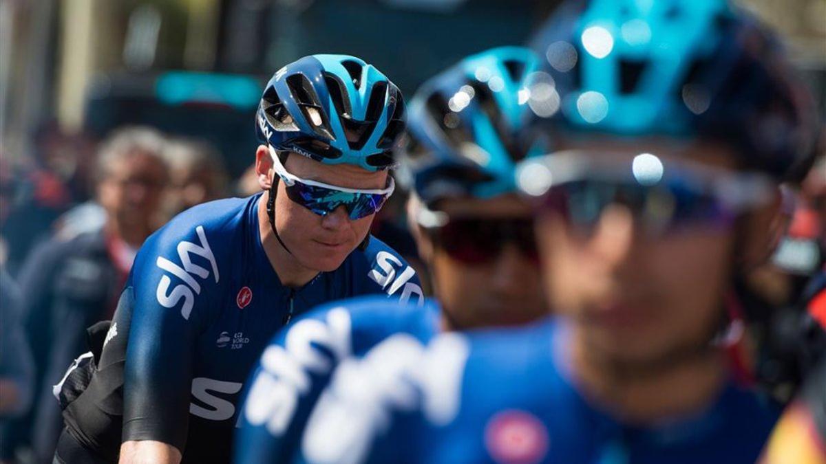 Chris Froome, en el control de firmas de Calella