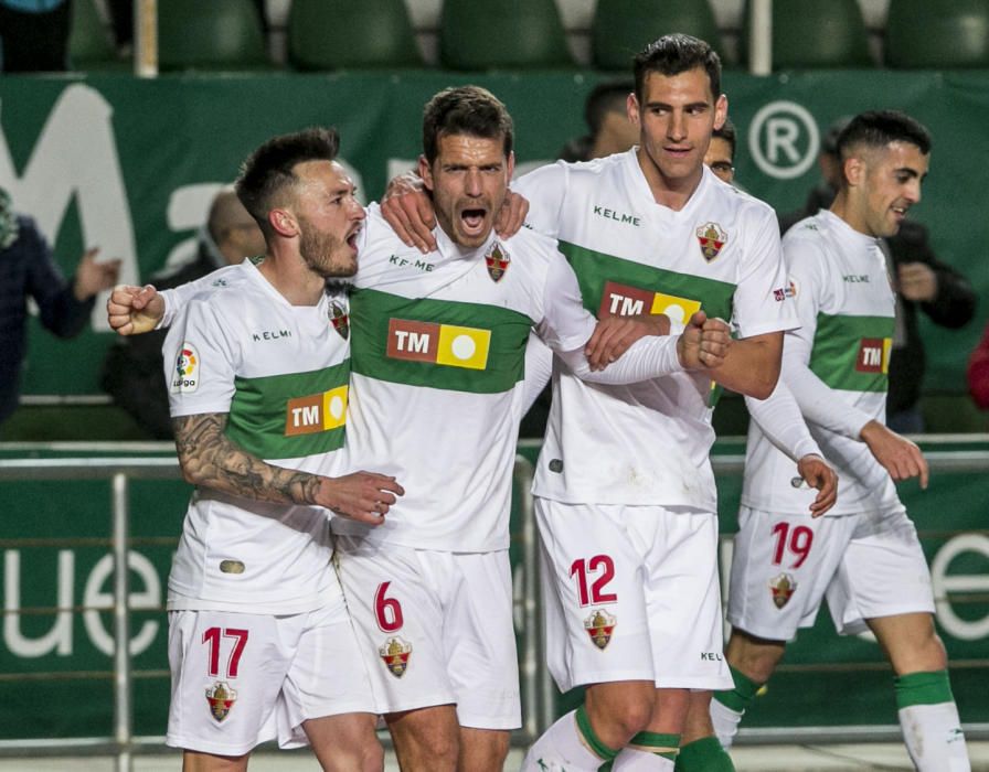 El Elche vence al Extremadura y se aleja de los puestos de descenso