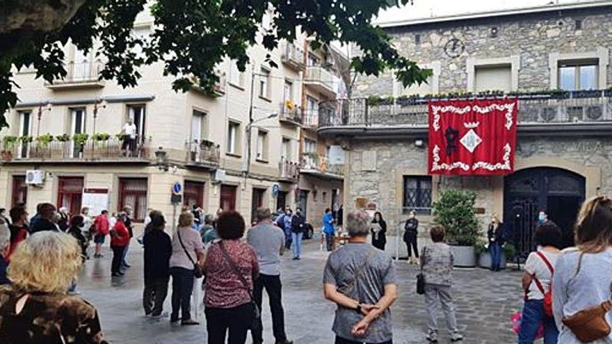 Sant Vicenç homenatja les víctimes de la Covid a la plaça de l&#039;Ajuntament