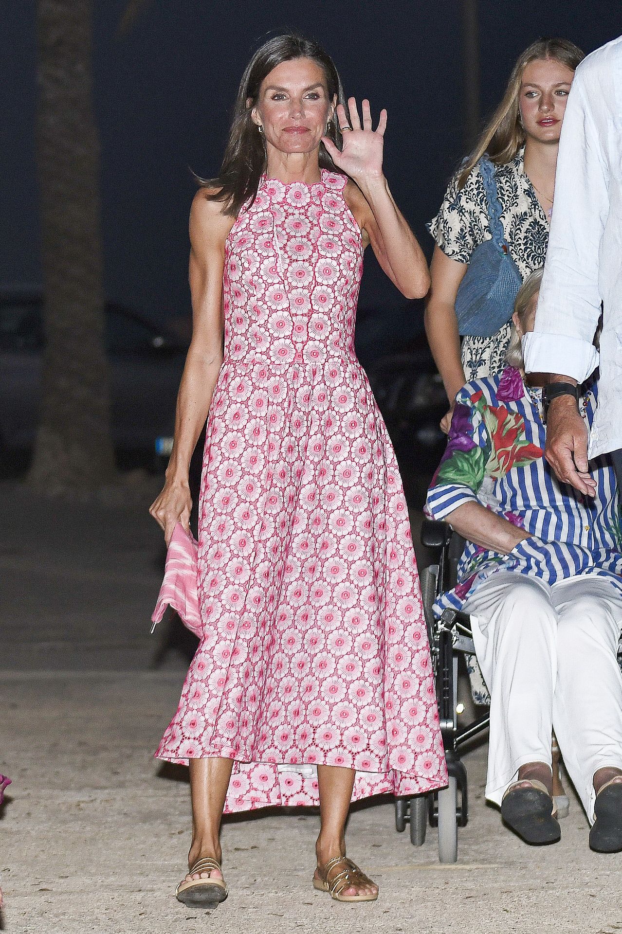 La reina Letizia elige un vestido estampado para cenar en Mallorca.