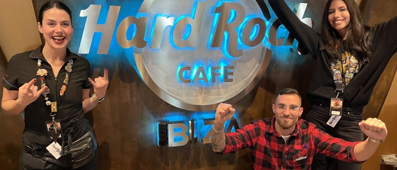 Arantza (1º), el gerente comercial Francisco Aruñada y Paola posan en el salón principal del Hard Rock Café de Ibiza, ayer, antes de la visita de la UD a Can Misses.  | | LP/DLP