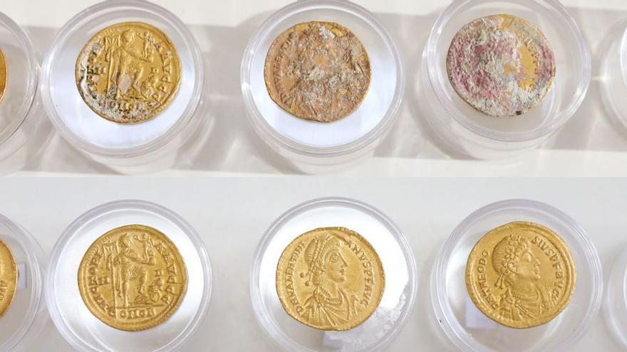 Les monedes abans i després de ser restaurades per l’IVCR+i. | L-EMV