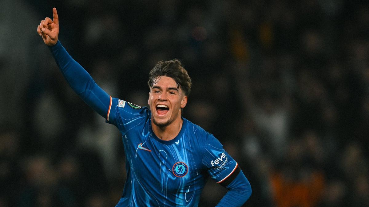 Marc Guiu celebra su primer gol oficial con la camiseta del Chelsea