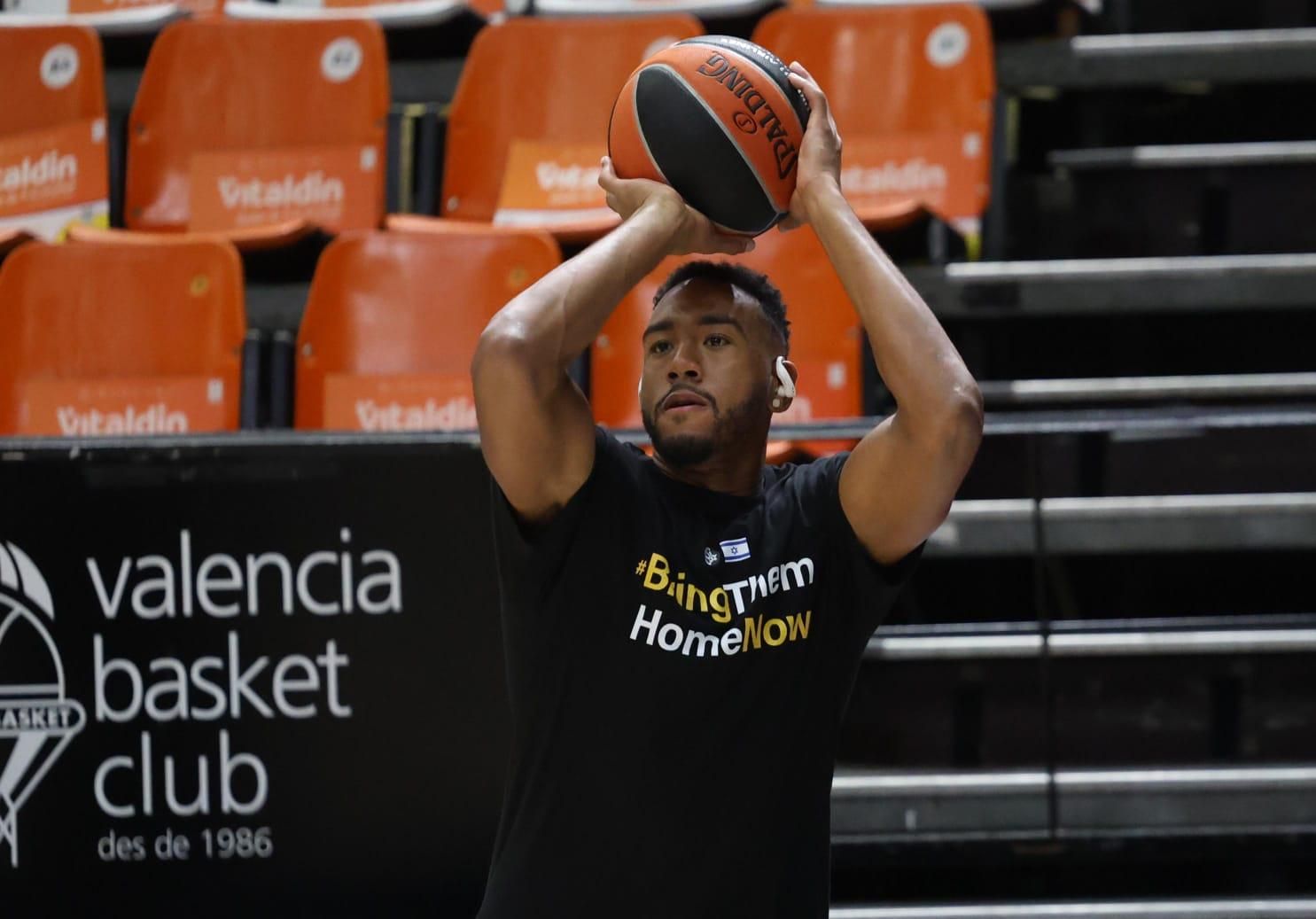 Calentamiento del Maccabi con un mensaje en la camiseta "Bring them home now"