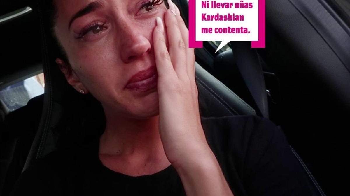 Aurah Ruiz llora con sus uñas Kardashian
