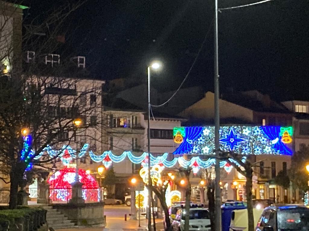 Villaviciosa enciende la Navidad: así es el alumbrado con "photocoll"  de la capital de concejo