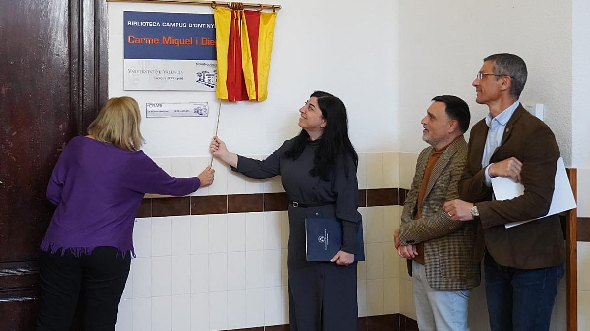 Descubren la placa con el nombre de Carme Miquel en la biblioteca del campus de Ontinyent.