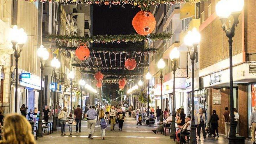 Triana se prepara para las fechas navideñas con su decoración