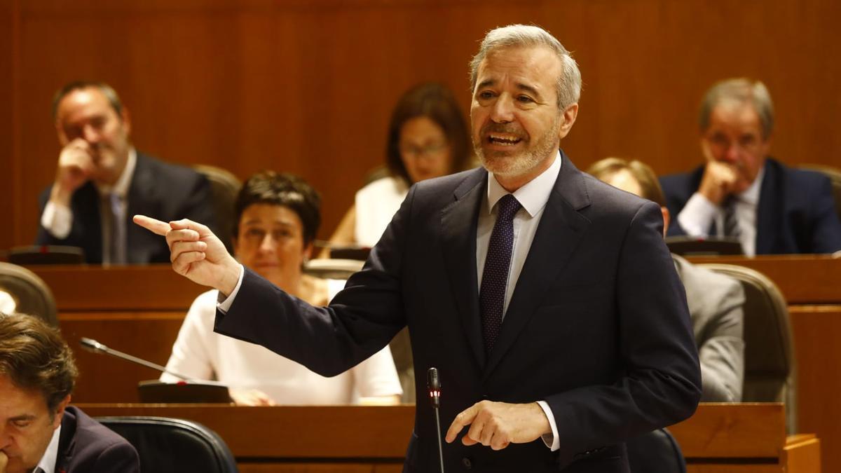 El presidente de Aragón, Jorge Azcón, durante su intervención en las Cortes en el pleno de este viernes.