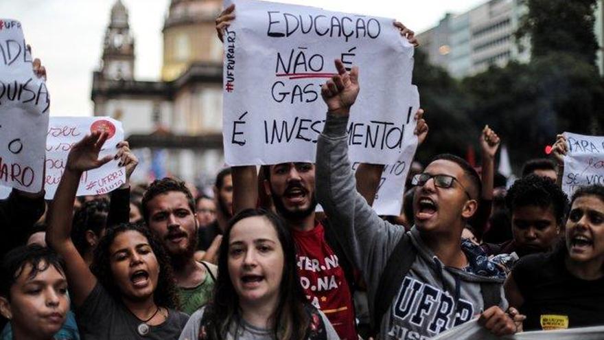 Miles de personas protestan en Brasil por los recortes a la educación