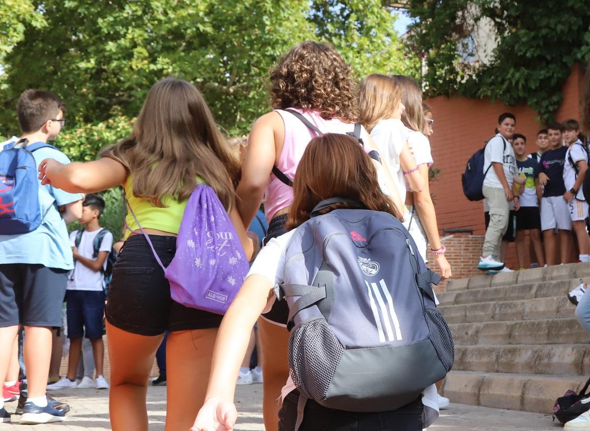 Alumnos de Secundaria a la entrada del instituto, en una imagen de archivo.