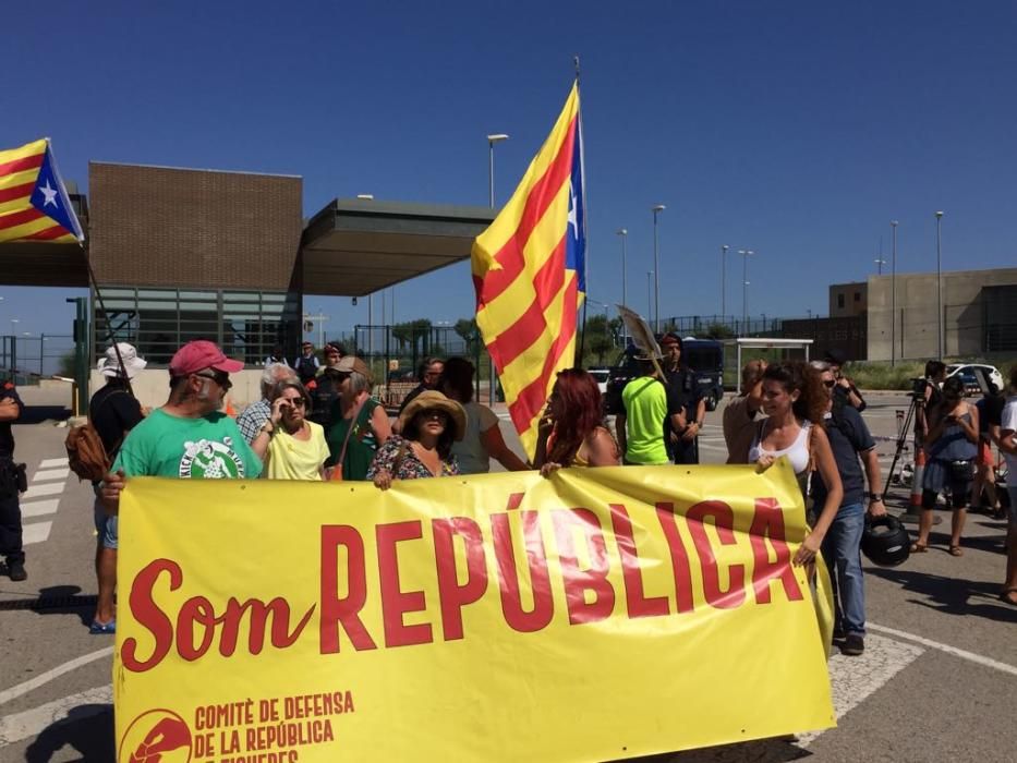 Dolors Bassa i Carme Forcadell arriben a la presó de Figueres