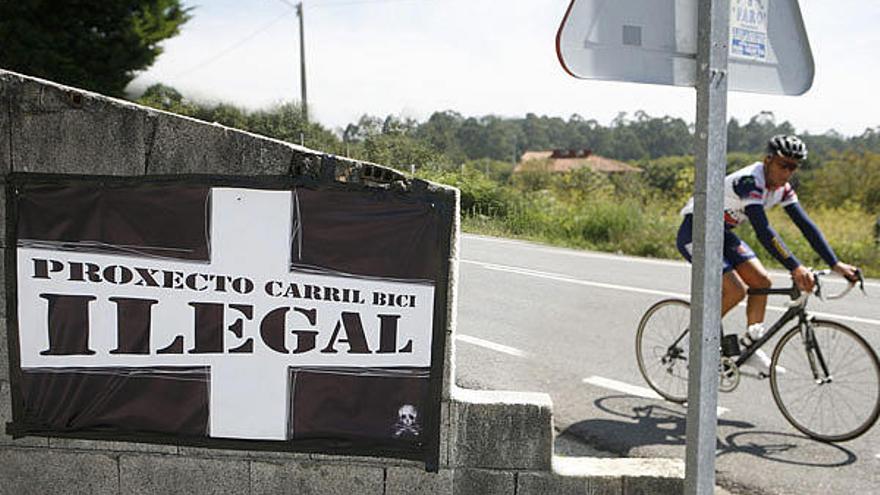 Una pancarta contra el proyecto en la carretera por la via del carril bici entre Vigo y A Ramallosa