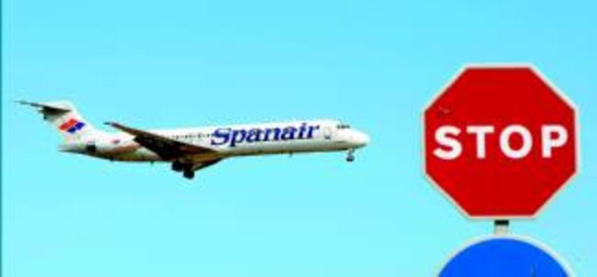 Un avió de Spanair, en la maniobra d’aproximació a l’aeroport barceloní del Prat.