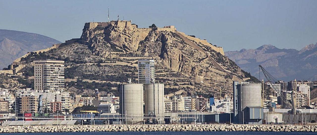 El Puerto ha suscrito un convenio con la Universidad de Alicante para determinar las fuentes de la polución atmosférica.