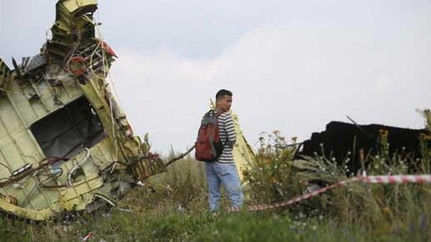 Un experto malasio, ante los restos del avión.