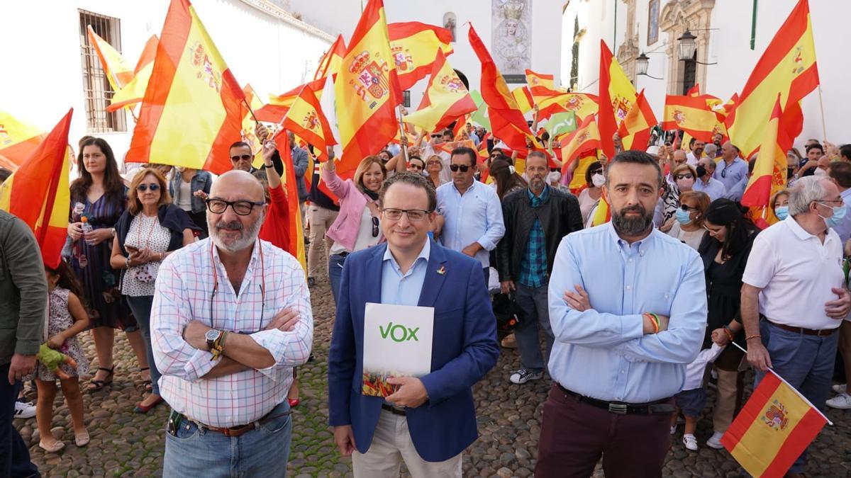 Vox Córdoba celebra el Día de la Hispanidad en la plaza de Capuchinos.