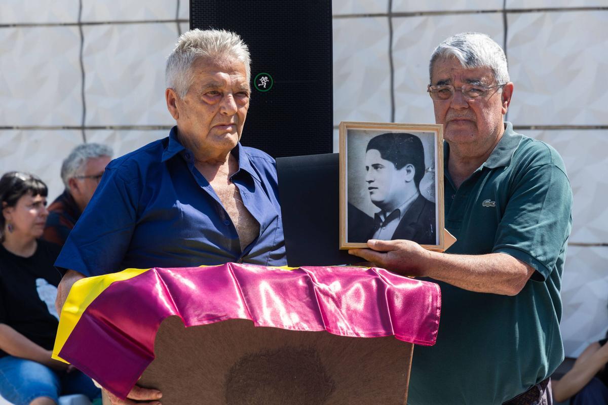 Valencia. VLC. Diez familias reciben los restos de sus familiares tras ser identificados ocho y cuatro años después de que se exhumaran las fosas 112 y 126. Cementerio Paterna