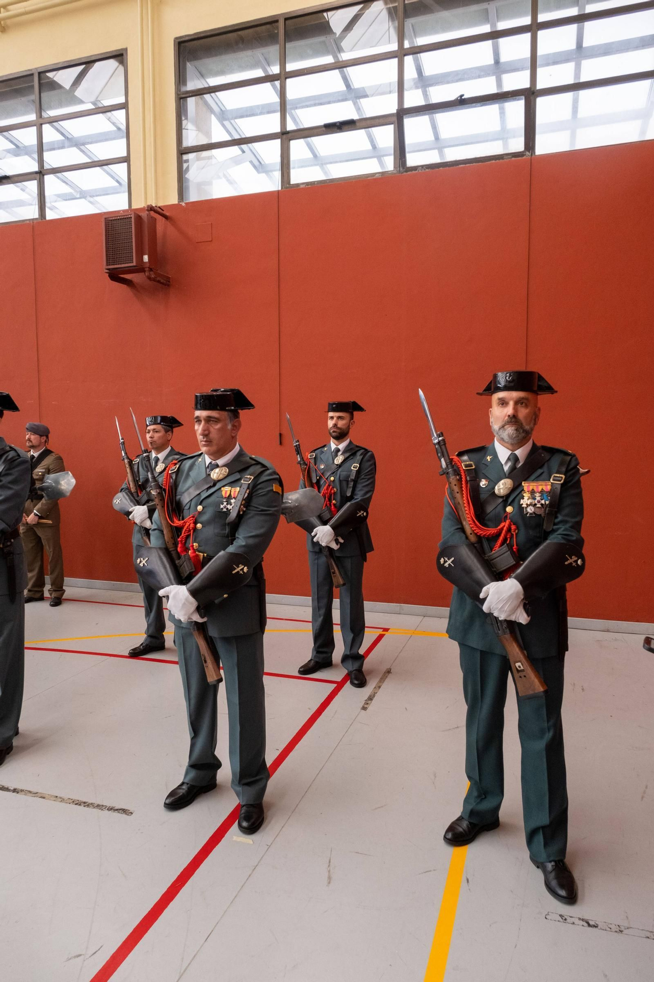EN IMÁGENES: Así fueron los actos en Oviedo del 179 aniversario de la Guardia Civil
