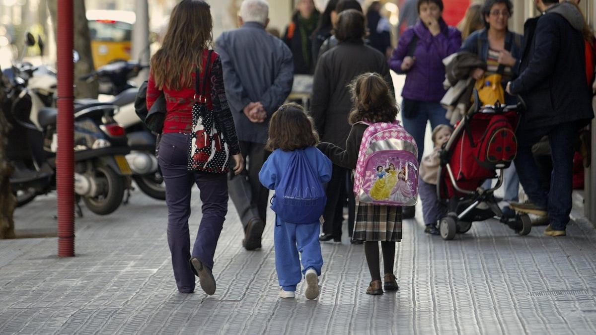 Una niña con uniforme escolar.