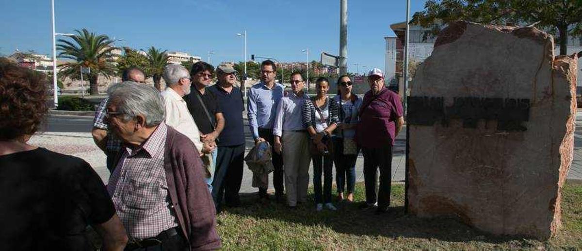 Representantes de la Comisión Cívica por la Memoria Histórica en la reinauguración del monolito del «Campo de los Almendros».