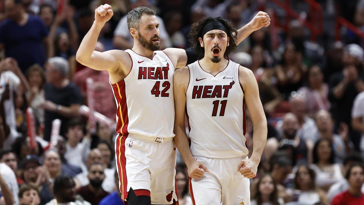 Los Heat celebran el pase a los play off sobre los Bulls.