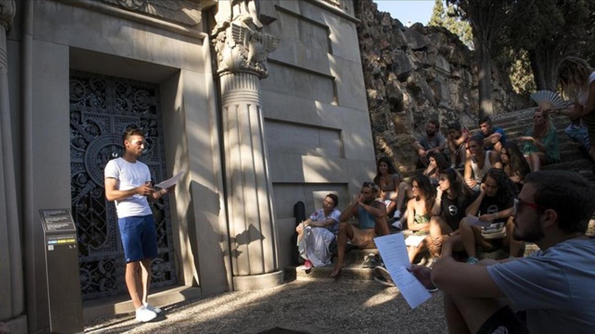 David Babunski, leyendo su esquela, el pasado domingo en el cementerio de Montjuïc.