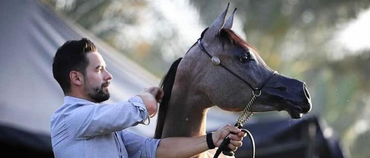Santi Fuentes, durante su etapa como entrenador de caballos en los Emiratos Árabes.   | // WS