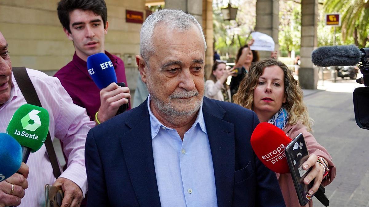 El expresidente de la Junta de Andalucía, José Antonio Grinán, saliendo de los juzgados, en mayo de 2023.
