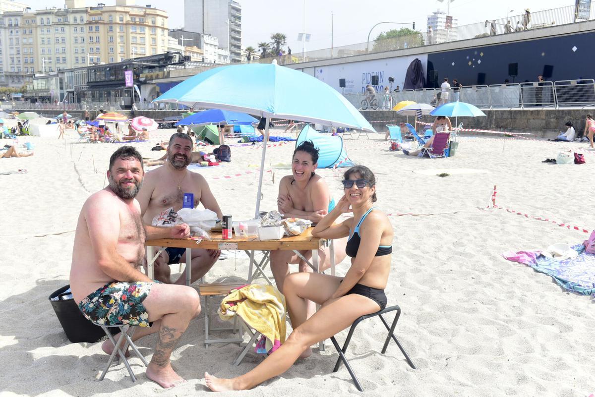 José Luis con sus amigos y familiares en la playa de Riazor
