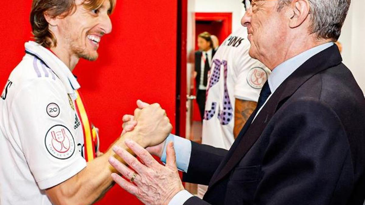 Florentino felicita a Mpdric por la consecución de la Copa en Sevilla.