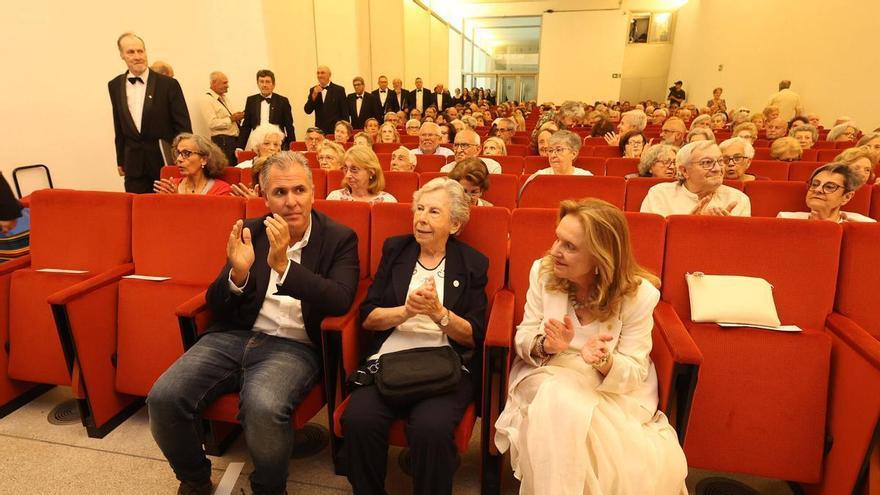 La hija de Alexandre Bóveda reaparece en el Museo de Pontevedra en el concierto por Castelao tras su ausencia en la inauguración