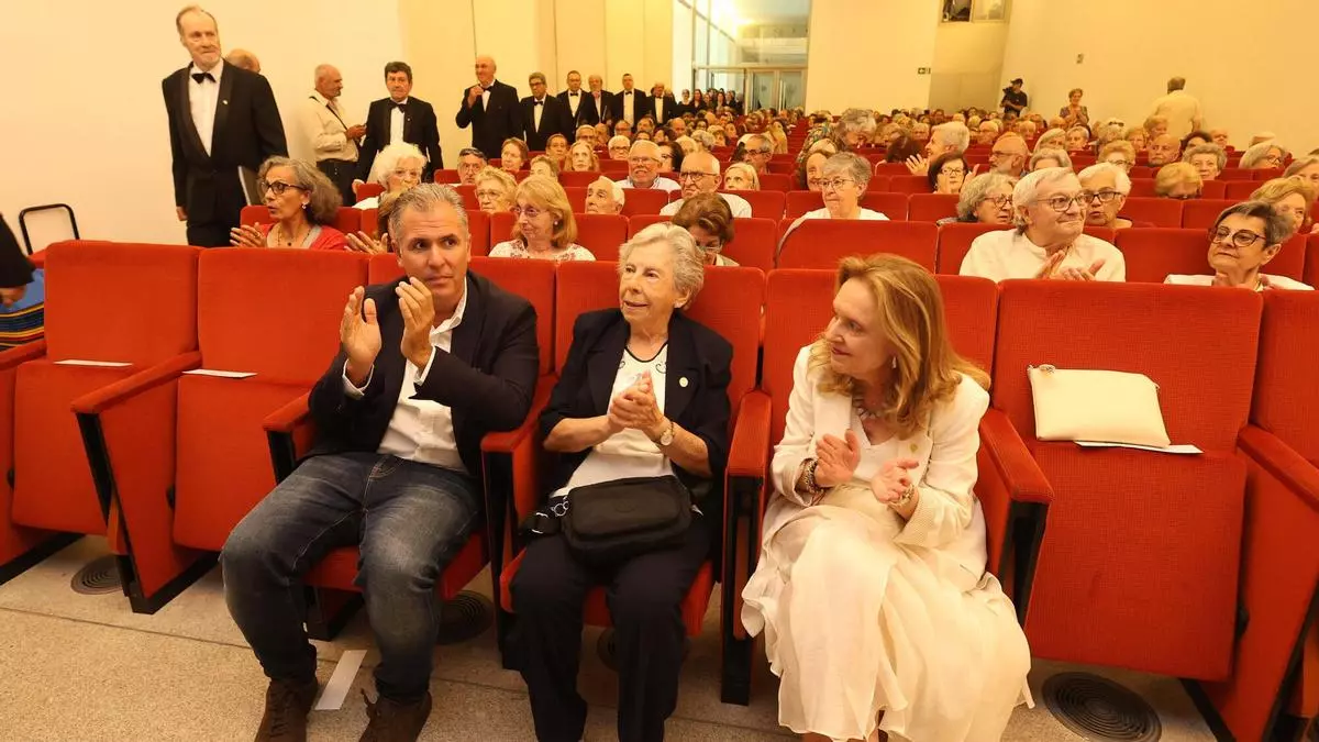 La hija de Alexandre Bóveda reaparece en el Museo de Pontevedra en el concierto por Castelao tras su ausencia en la inauguración