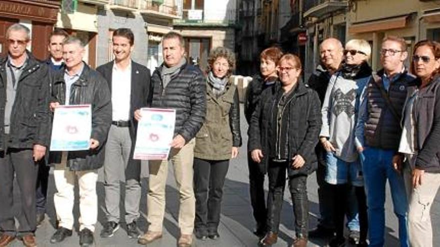 Representants del teixit comercial amb el regidor de Comerç i Mercats, Jaume Arnau, ahir