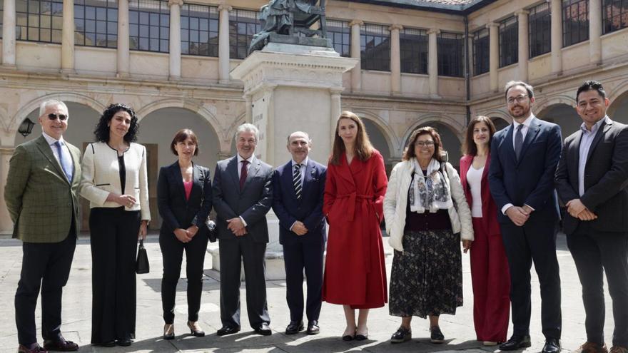 Carlos Siñeriz (Fundación Cajastur), Georgia Sarquella-Brugada (Hospital Sant Joan de Déu), Eva Ferrer (Hospital Sant Joan de Déu), el catedrático Miguel del Valle, el rector Ignacio Villaverde; la directora de Universidades, Cristina González Morán; la investigadora Adonina Tardón, Carmen Fiuza Luces (Hospital 12 de Octubre), Alejandro Santos Lozano (Universidad Europea Miguel de Cervantes) y Omar Hernández (Universidad de Valencia). | IRMA COLLÍN
