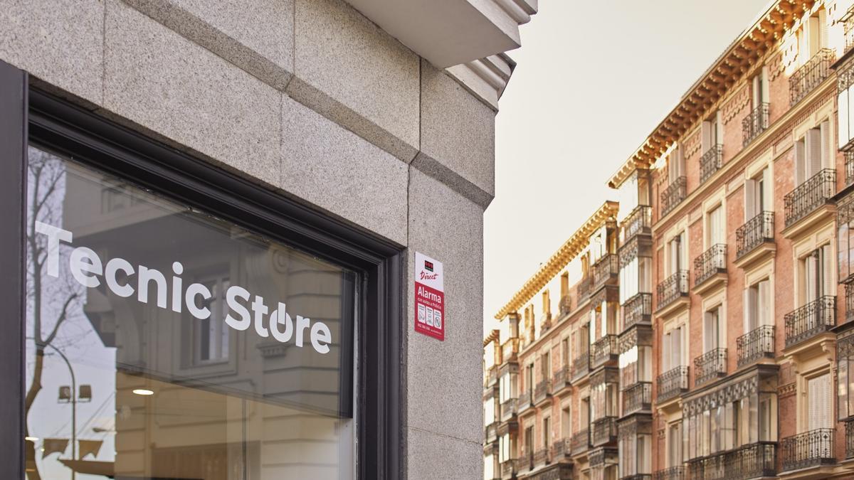 Fachada de un negocio con un sistema de alarma instalado.