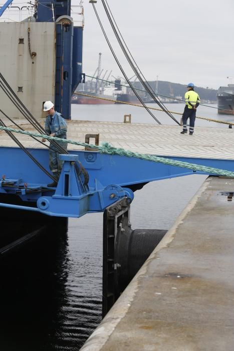 La espectacular carga de un barco corta la navegac