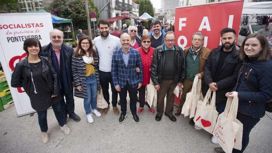 Candidatos del PSOE a municipales, generales y europeas, ayer, en la feria de A Estrada. // Bernabé / Cris M.V.