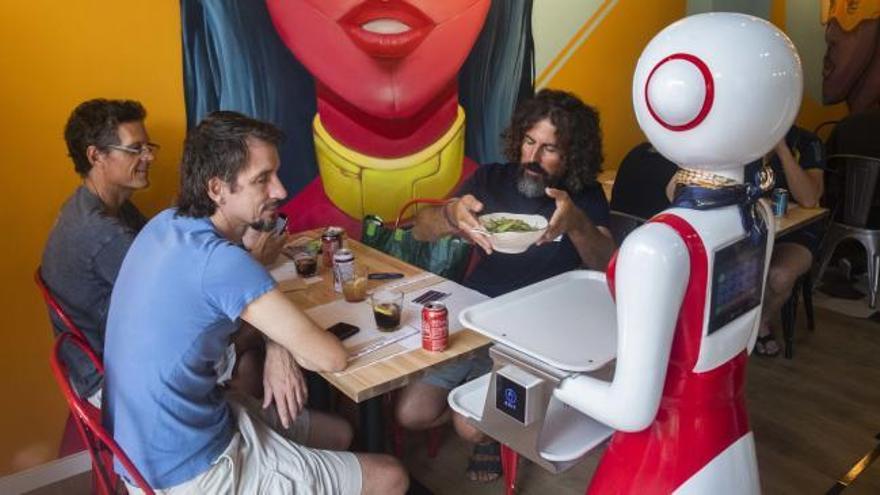 Inauguración del primer restaurante chino con camareros robots en València