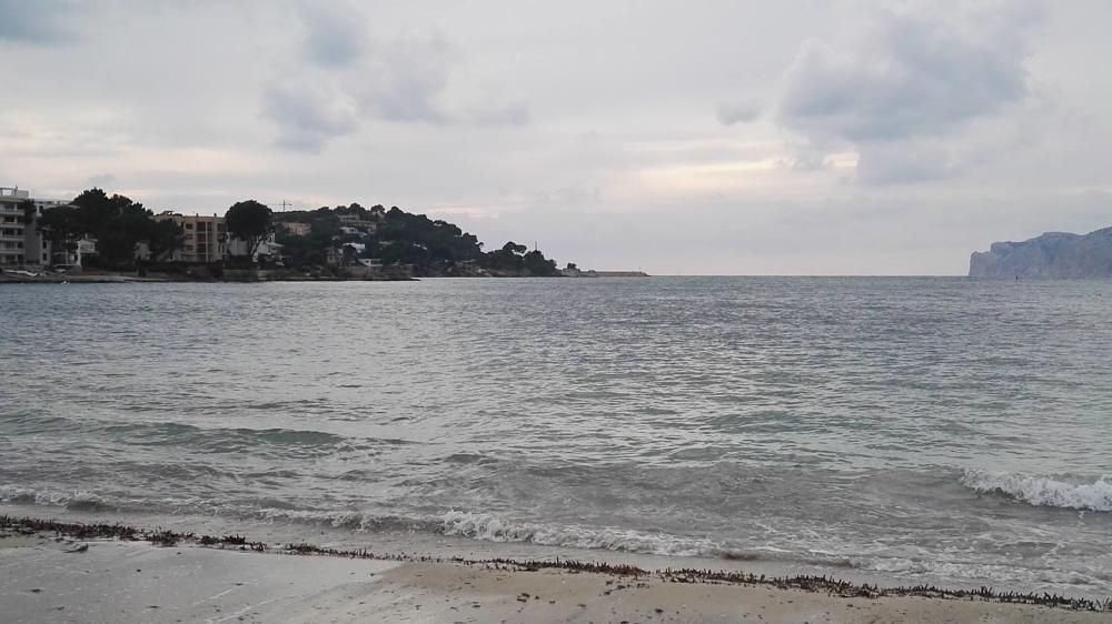 Un barco encallado en Santa Ponça por el viento y la mala mar.