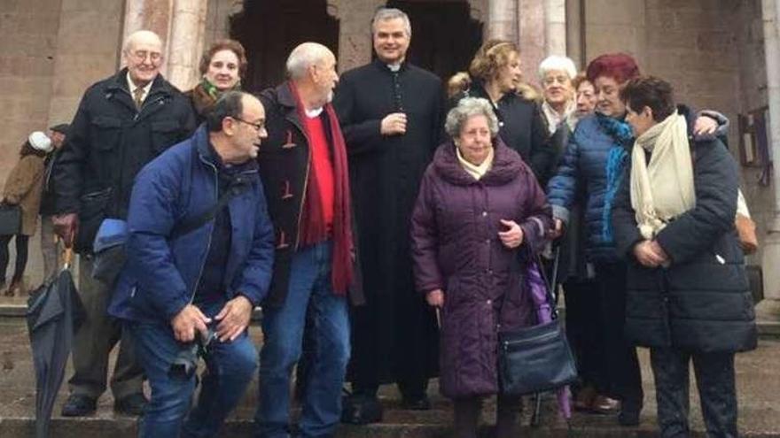 Los vecinos de La Guía, junto al canónigo de Covadonga.