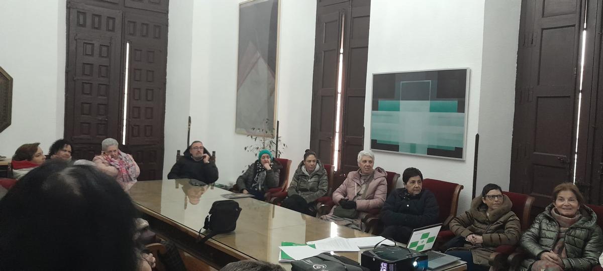 Asistentes a la sesión grupal de la AECC impartida en Toro.