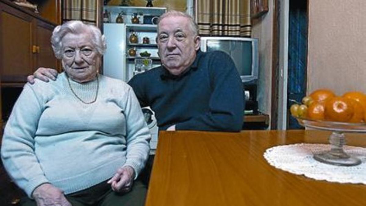 Salón-comedor 8 Amparo y su hijo, en el piso de la calle del Marquès de la Quadra que comparten.