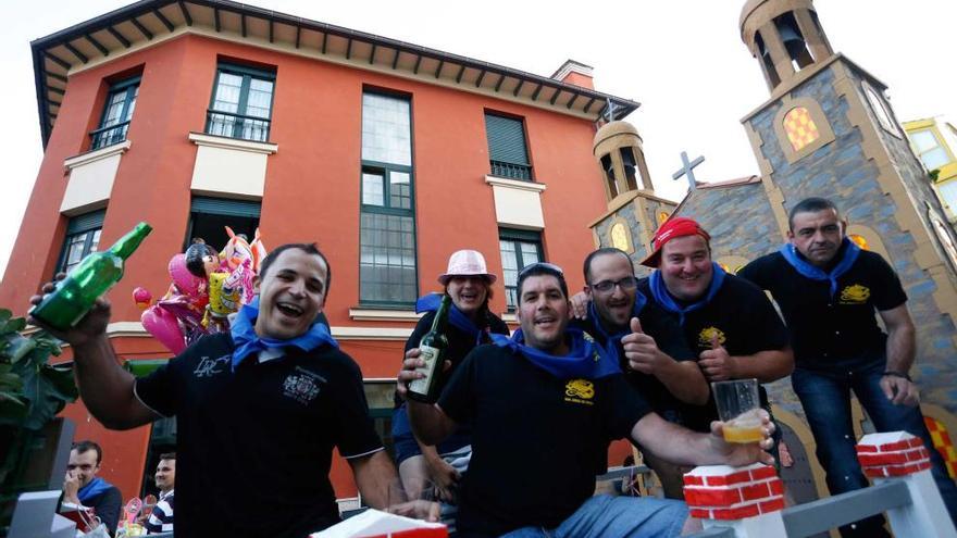 Participantes en una de las carrozas del desfile de Luanco.