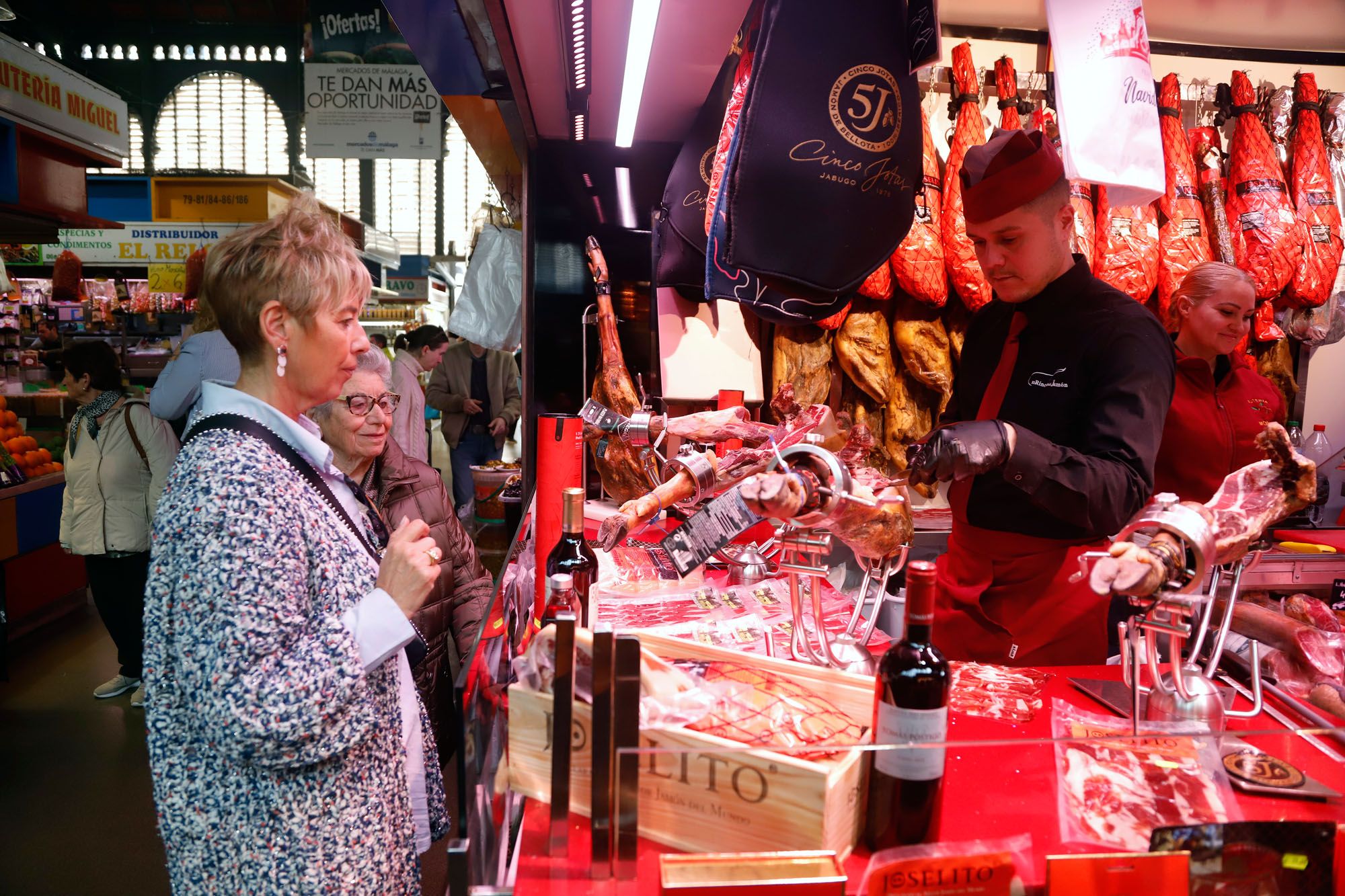 Compras navideñas en el mercado de Atarazanas.